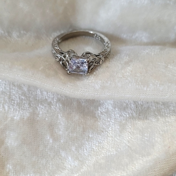 Exquisite Zircon Diamond Engagement Ring - Picture 8 of 8